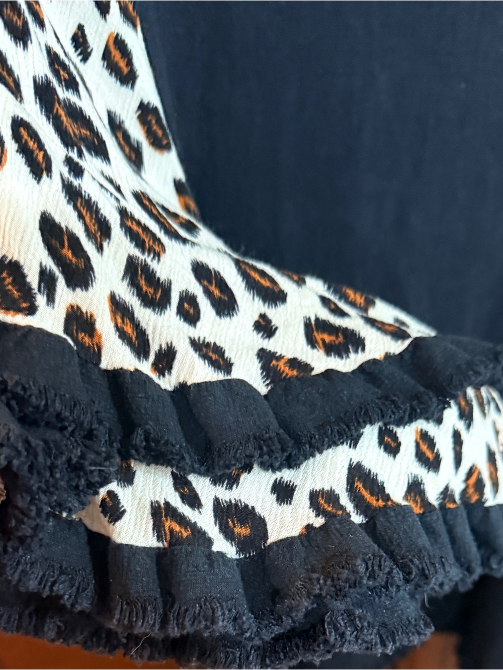 Umgee Boho Linen Blend
Leopard Print tiered Ruffle Sleeve Tunic
EUC Oversized M - Picture 6 of 9